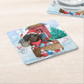 雪の中のダックスシュント犬の家 スクエアペーパーコースター (アングル)