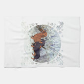 雪の中のダックスフント キッチンタオル (横)