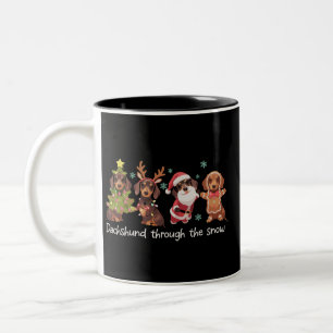 雪の中のダックスフンド 楽しいクリスマスの犬 ツートーンマグカップ