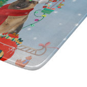 雪の中のドイツの羊飼い犬とクリスマスプレゼント カッティングボード (角)