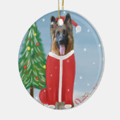 雪の中のドイツの羊飼い犬とクリスマスプレゼント セラミックオーナメント (左)