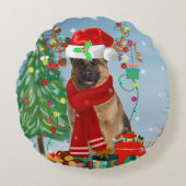 雪の中のドイツの羊飼い犬とクリスマスプレゼント ラウンドクッション (正面)