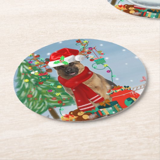 雪の中のドイツの羊飼い犬とクリスマスプレゼント ラウンドペーパーコースター (アングル)
