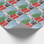 雪の中のドイツの羊飼い犬とクリスマスプレゼント ラッピングペーパー (角)