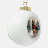 雪の中のドイツの羊飼い犬 セラミックボールオーナメント (左)