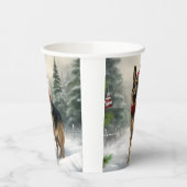 雪の中のドイツの羊飼い犬 紙コップ (左)