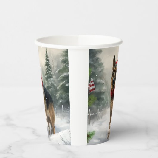 雪の中のドイツの羊飼い犬 紙コップ (左)