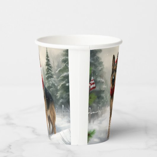 雪の中のドイツの羊飼い犬 紙コップ (右)