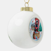 雪の中のドバーマンドッグのクリスマスドッグハウス セラミックボールオーナメント (左)