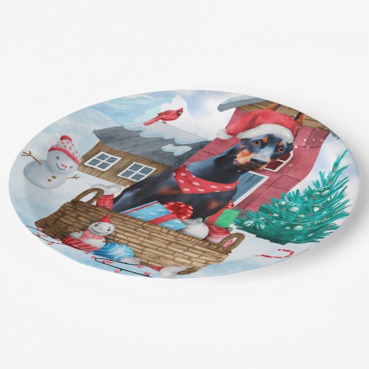 雪の中のドバーマンドッグのクリスマスドッグハウス ペーパープレート (アングル)