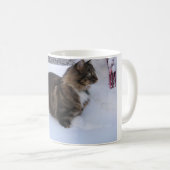 雪の中のノルウェーの林猫 コーヒーマグカップ (正面右)