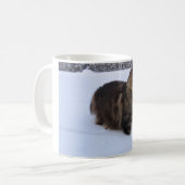 雪の中のノルウェーの林猫 コーヒーマグカップ (正面左)