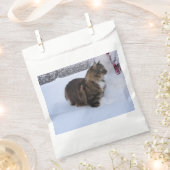 雪の中のノルウェーの林猫 フェイバーバッグ (クリップ留めされた状態)