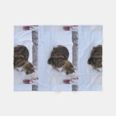 雪の中のノルウェーの林猫 フリースブランケット (正面(横))