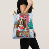 雪の中のバセットハウンドとクリスマスの犬小屋 トートバッグ (クローズアップ)