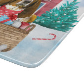 雪の中のバセット犬クリスマスドッグハウス カッティングボード (角)