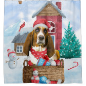 雪の中のバセット犬クリスマスドッグハウス シャワーカーテン (正面)