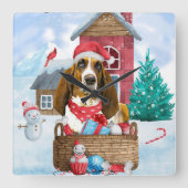 雪の中のバセット犬クリスマスドッグハウス スクエア壁時計 (正面)