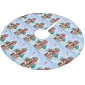 雪の中のバセット犬クリスマスドッグハウス ブラッシュドポリエステルツリースカート (アングル)