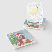 雪の中のバセット・ハウンド・ドッグとクリスマスプレゼント ストーンコースター (横)