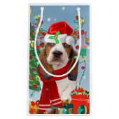 雪の中のバセット・ハウンド・ドッグとクリスマスプレゼント スモールペーパーバッグ (正面)