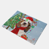 雪の中のバセット・ハウンド・ドッグとクリスマスプレゼント ドアマット (アングル)