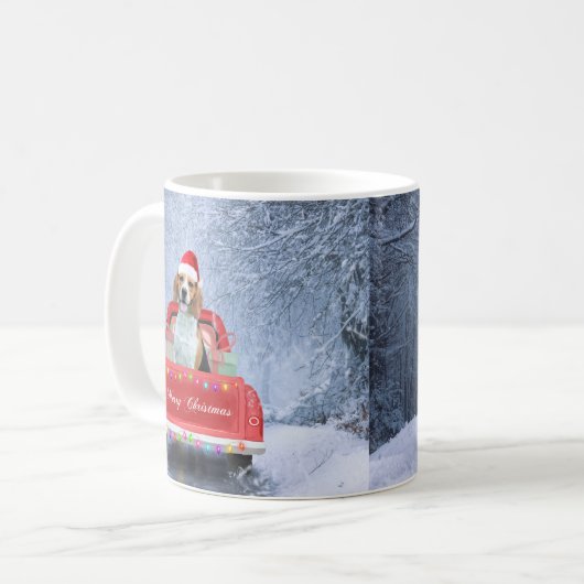 雪の中のビーグル犬のクリスマストラックに座って コーヒーマグカップ (正面左)