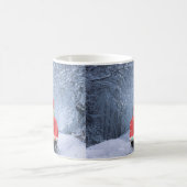 雪の中のビーグル犬のクリスマストラックに座って コーヒーマグカップ (中央)