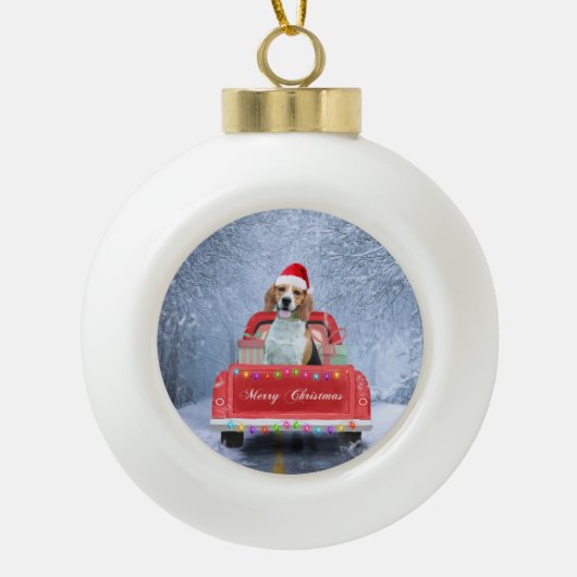 雪の中のビーグル犬のクリスマストラックに座って セラミックボールオーナメント (正面)