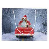 雪の中のビーグル犬のクリスマストラックに座って ラージペーパーバッグ (裏面)