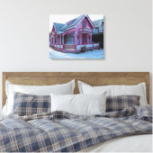 雪の中のピンクの家 – マーサのブドウ畑 キャンバスプリント (インサイチュ (寝室))