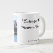 雪の中のピンクの家 – マーサのブドウ畑 ジャンボコーヒーマグカップ (正面右)