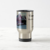 雪の中のピンクの家 – マーサのブドウ畑 トラベルマグ (中央)