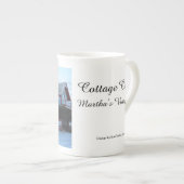 雪の中のピンクの家 – マーサのブドウ畑 ボーンチャイナマグカップ (正面右)