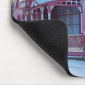 雪の中のピンクの家 – マーサのブドウ畑 マウスパッド (コーナー)