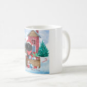 雪の中のプードル犬クリスマスドッグハウス コーヒーマグカップ (正面右)