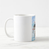 雪の中のプードル犬クリスマスドッグハウス コーヒーマグカップ (左)