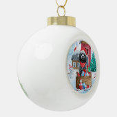 雪の中のプードル犬クリスマスドッグハウス セラミックボールオーナメント (左)