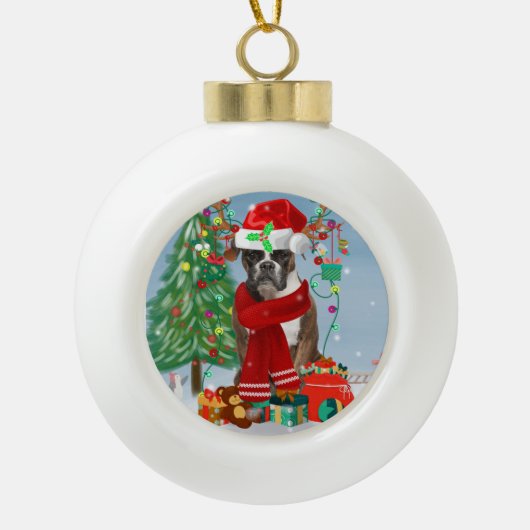 雪の中のボクサー犬とクリスマスプレゼント セラミックボールオーナメント (正面)
