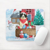 雪の中のボーダーコリーとクリスマスの犬小屋 マウスパッド (マウス)