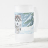 雪の中のマラミュートの子犬 フロストグラスビールジョッキ (正面右)