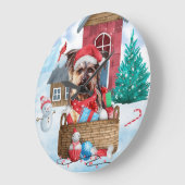 雪の中のヨークシャーテリアドッグクリスマスドッグハウス ラージ壁時計 (傾斜)