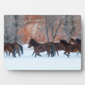 雪の中のランニング馬の群れ フォトプラーク (正面)