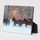 雪の中のランニング馬の群れ フォトプラーク (側面)