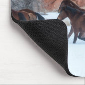 雪の中のランニング馬の群れ マウスパッド (コーナー)