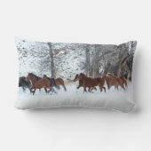 雪の中のランニング馬の群れ ランバークッション (裏面)
