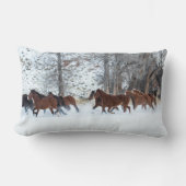 雪の中のランニング馬の群れ ランバークッション (正面)
