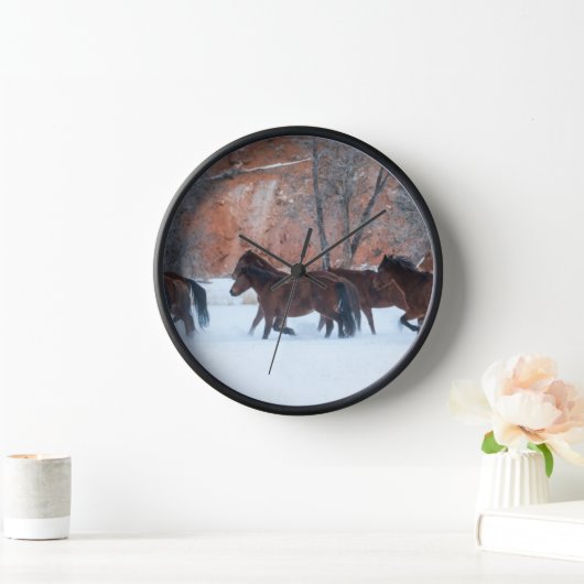 雪の中のランニング馬の群れ 壁時計 (ホーム)