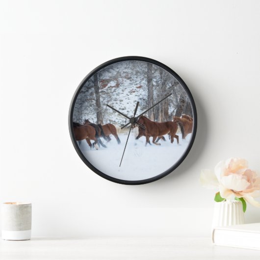 雪の中のランニング馬の群れ 壁時計 (ホーム)