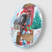 雪の中のワイマランアドッグのクリスマスドッグハウス ラージ壁時計 (傾斜)